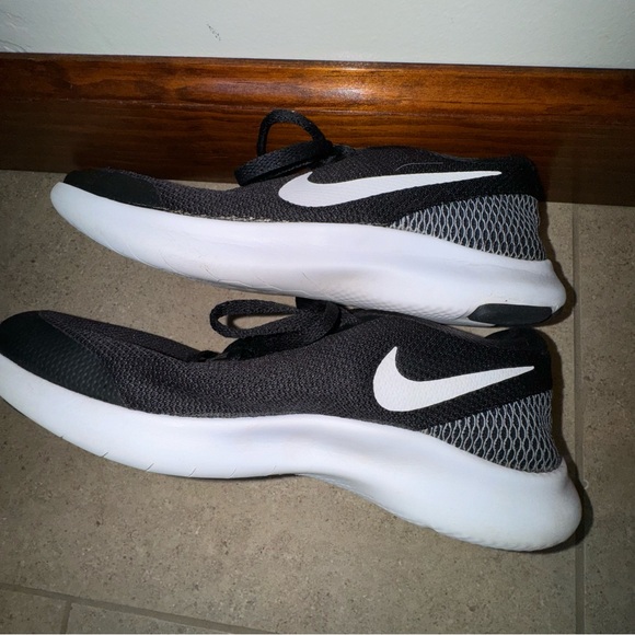Women’s Nike, volleyball sneakers, sz 8.5 - Picture 2 of 5